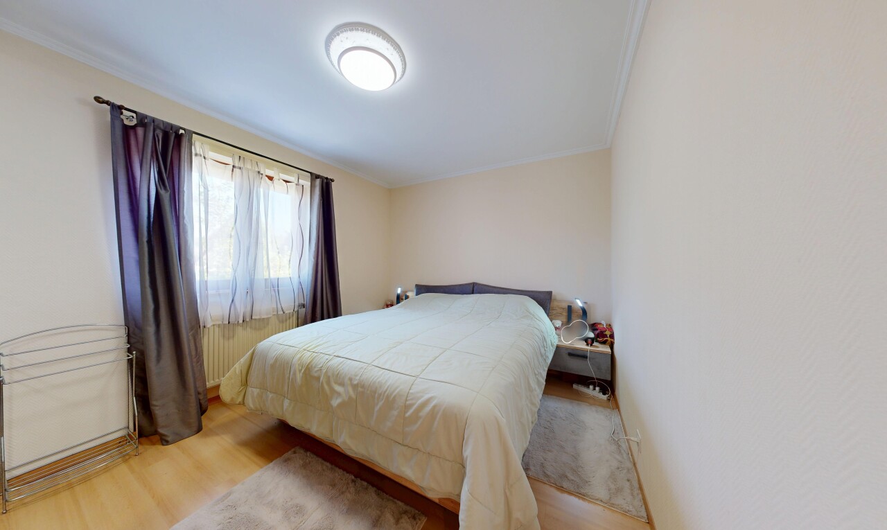 chambre avec lumière naturelle, sol en finition bois, wood finish floor, inside property, et cloison sèche