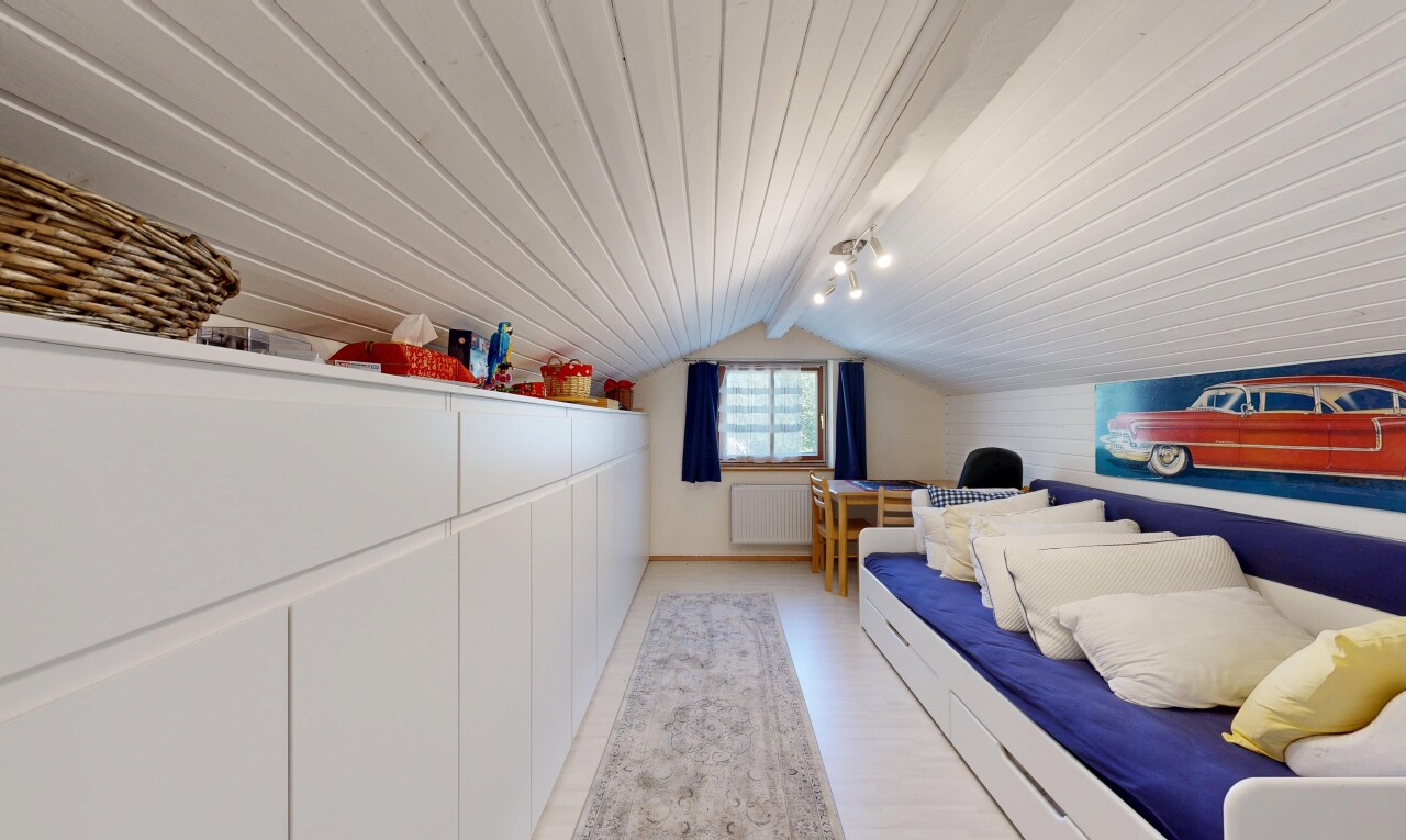 chambre avec éclairage sur rail, lumière naturelle, plafond bas, low ceiling, et pièce supplémentaire