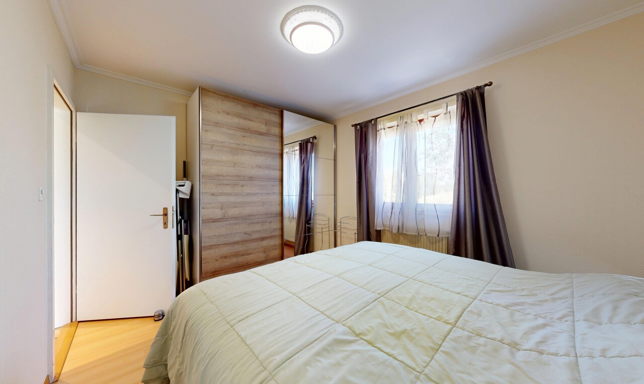 chambre avec drywall, cloison sèche, light floor, crown molding, et moulures