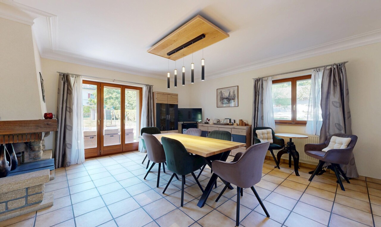 salle à manger avec crown molding, moulures, drywall, cloison sèche, et télévision