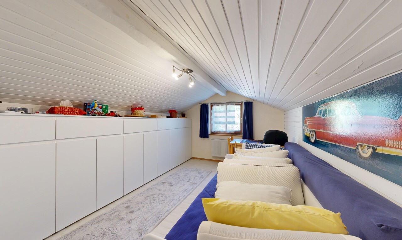 chambre avec éclairage sur rail, plafond bas, low ceiling, plafond voûté, et vaulted ceiling
