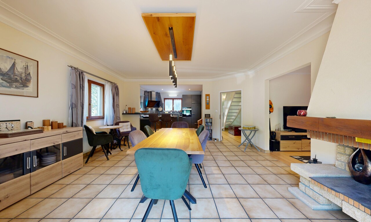salle à manger avec escaliers, drywall, cloison sèche, télévision, et crown molding