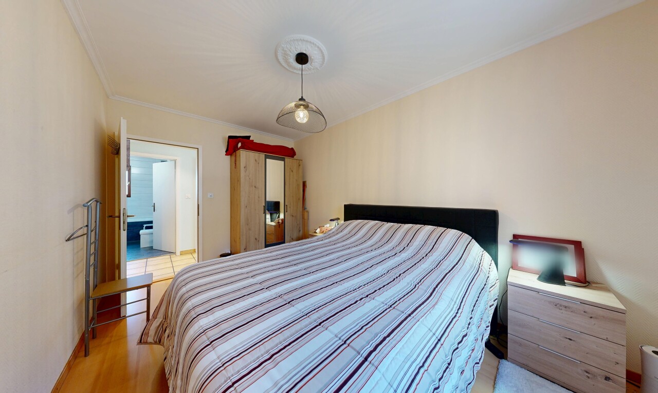 chambre avec cloison sèche, drywall, moulures, crown molding, et éclairage suspendu