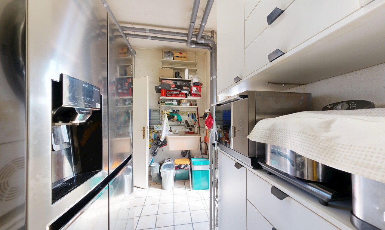 cuisine avec réfrigérateur, light floor, inside property, white cabinets, et armoires blanches