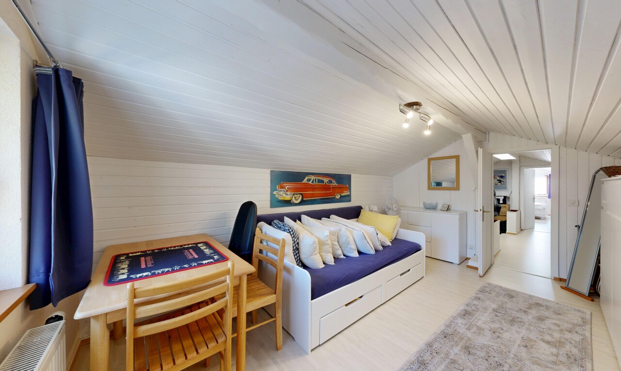 chambre avec pièce supplémentaire, vaulted ceiling, plafond voûté, low ceiling, et plafond bas