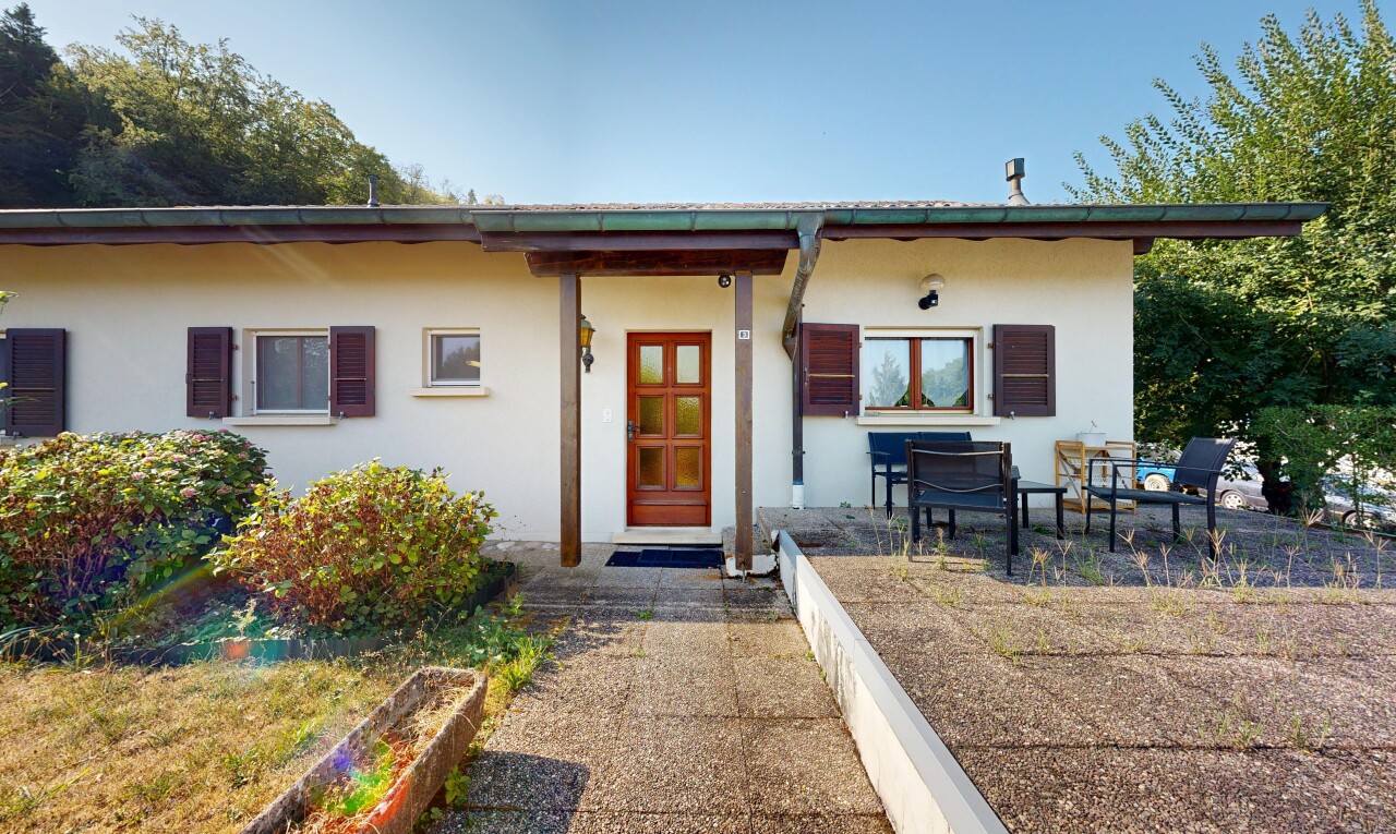 façade avec property visible, bardage en stuc, day time, et from property