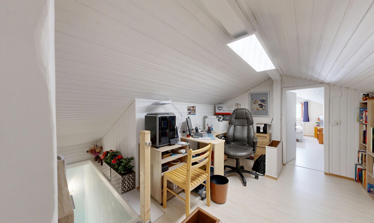 bureau avec plafond voûté, vaulted ceiling, plafond bas, low ceiling, et inside property