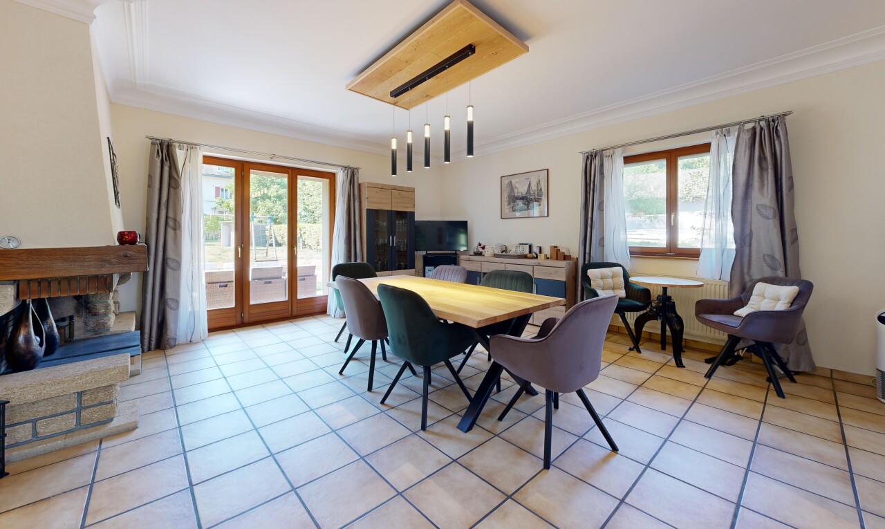 salle à manger avec crown molding, moulures, drywall, cloison sèche, et light floor