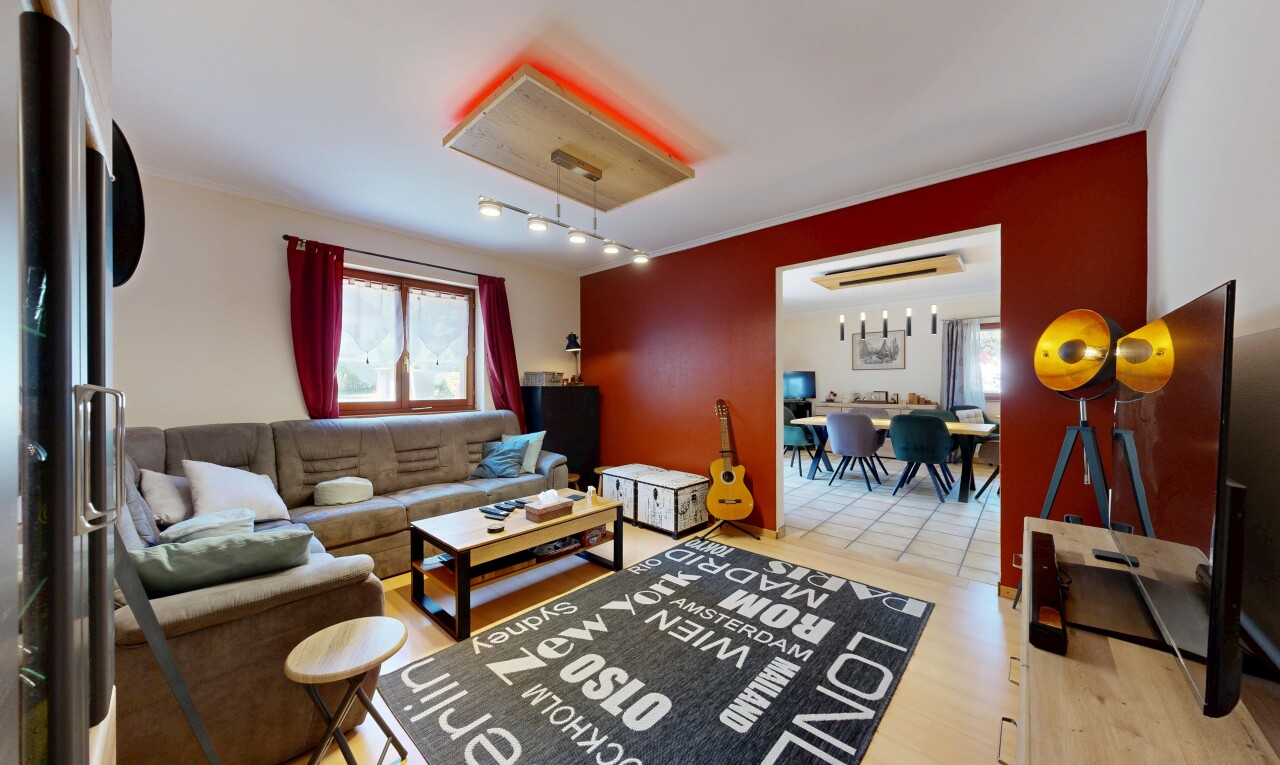 salon avec drywall, cloison sèche, et télévision
