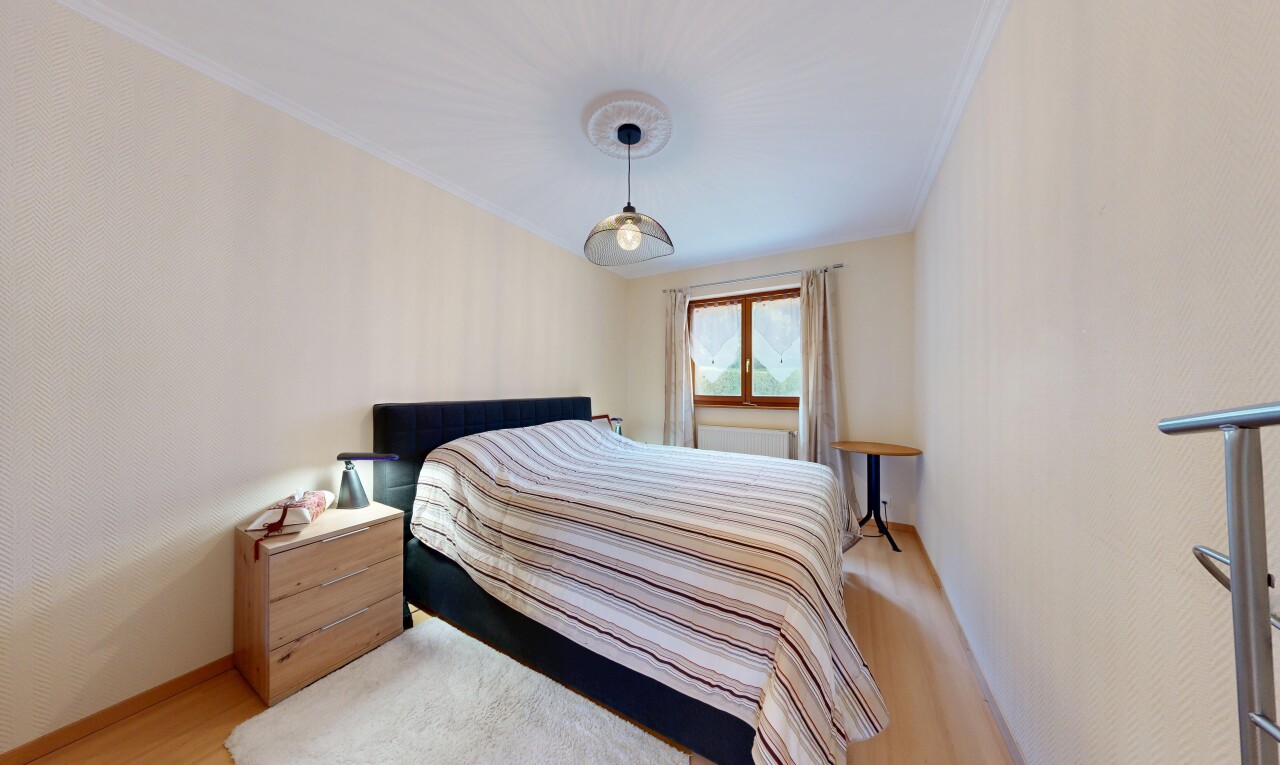 chambre avec baseboards wall, plinthes murales, éclairage suspendu, wood finish floor, et sol en finition bois