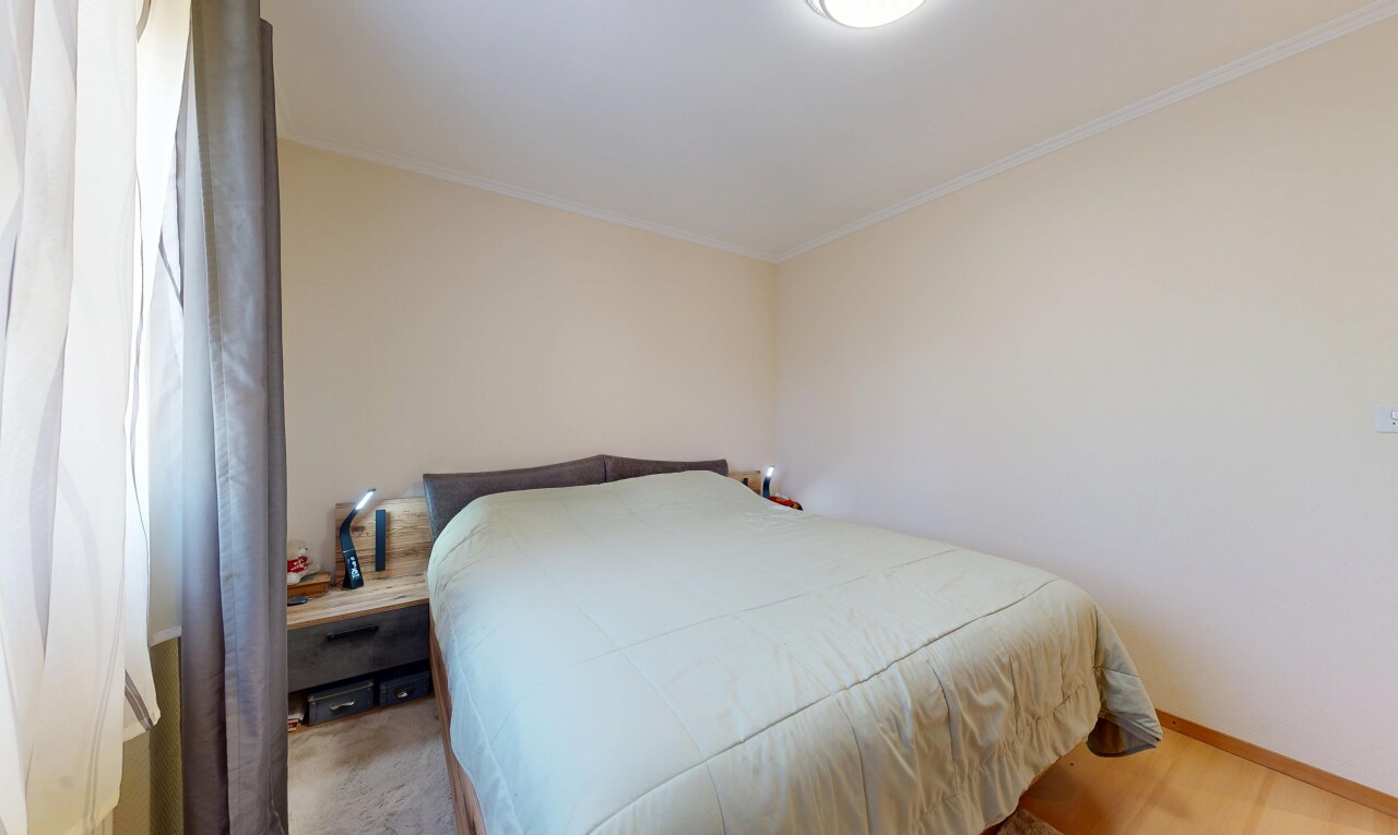 chambre avec drywall, cloison sèche, inside property, crown molding, et moulures