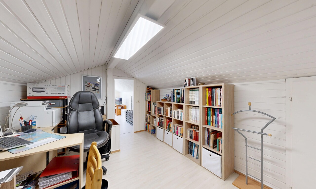 bureau avec plafond bas, low ceiling, mur en bois, wood wall, et plafond voûté