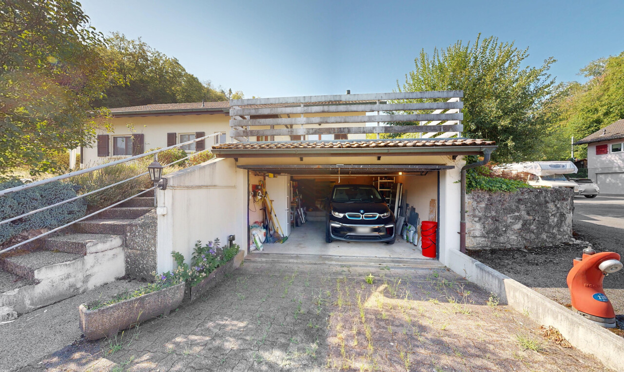 façade avec property visible, allée, et day time