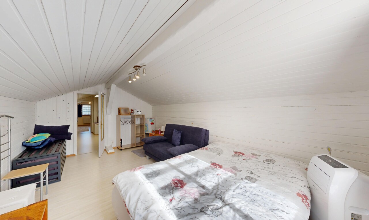 chambre avec pièce supplémentaire, plafond bas, low ceiling, plafond voûté, et vaulted ceiling