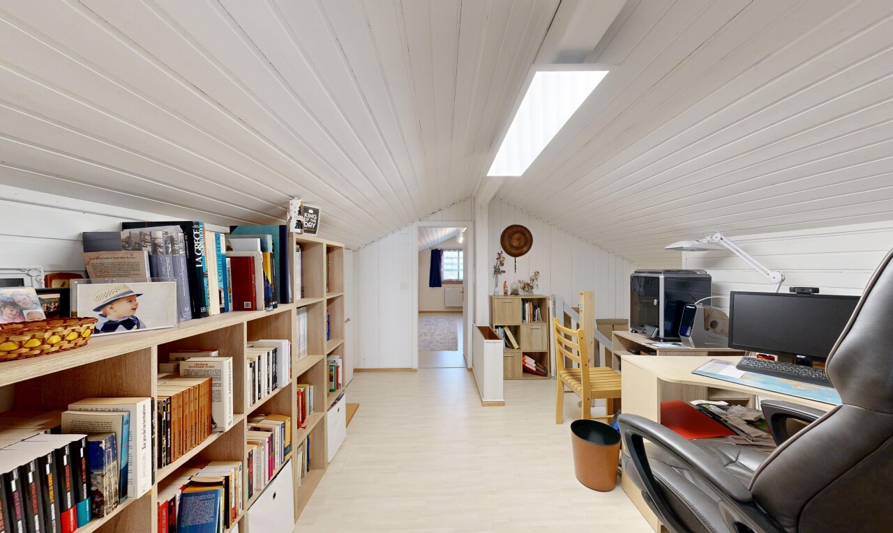 bureau avec low ceiling, plafond bas, vaulted ceiling, plafond voûté, et télévision