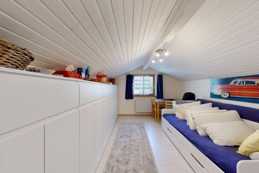 chambre avec éclairage sur rail, lumière naturelle, plafond bas, low ceiling, et pièce supplémentaire