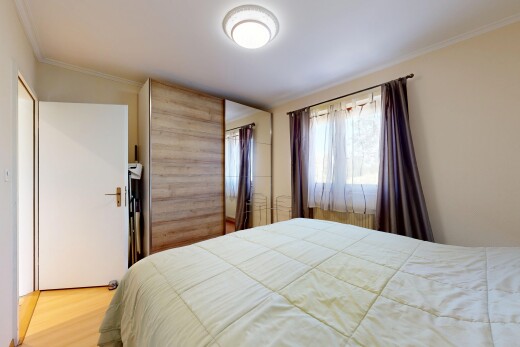 chambre avec drywall, cloison sèche, light floor, crown molding, et moulures