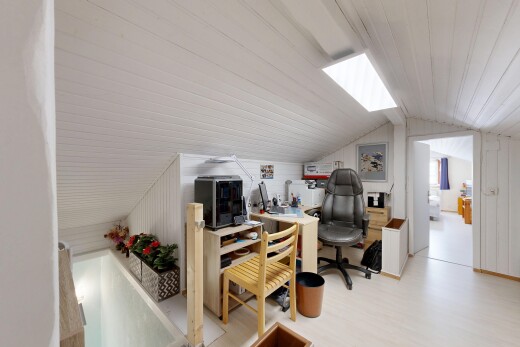 bureau avec plafond voûté, vaulted ceiling, plafond bas, low ceiling, et inside property