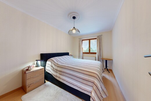 chambre avec baseboards wall, plinthes murales, éclairage suspendu, wood finish floor, et sol en finition bois