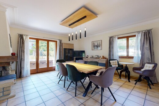 salle à manger avec crown molding, moulures, drywall, cloison sèche, et télévision