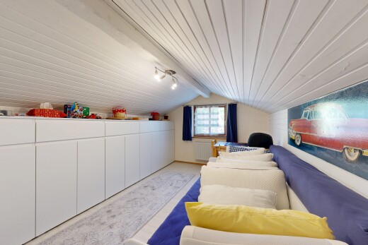 chambre avec éclairage sur rail, plafond bas, low ceiling, plafond voûté, et vaulted ceiling