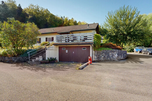 außenansicht mit treppen, property visible, und day time