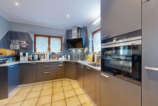 cuisine avec light countertops, hotte, four, light floor, et éclairage encastré