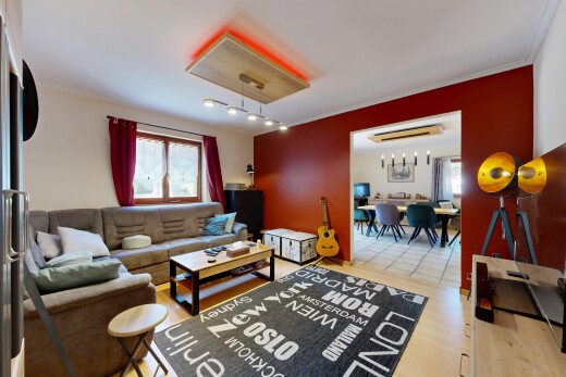 salon avec drywall, cloison sèche, et télévision