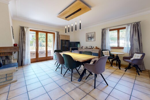 salle à manger avec crown molding, moulures, drywall, cloison sèche, et light floor