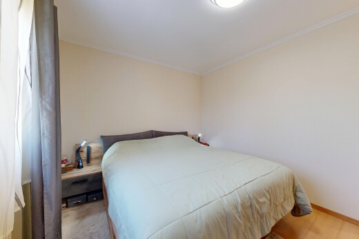 zimmer / schlafzimmer mit drywall, gipskartonwand, inside property, crown molding, und kronenstuck