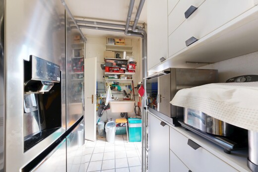 cuisine avec réfrigérateur, light floor, inside property, white cabinets, et armoires blanches