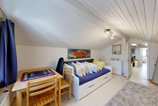 chambre avec pièce supplémentaire, vaulted ceiling, plafond voûté, low ceiling, et plafond bas