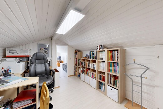 bureau avec plafond bas, low ceiling, mur en bois, wood wall, et plafond voûté