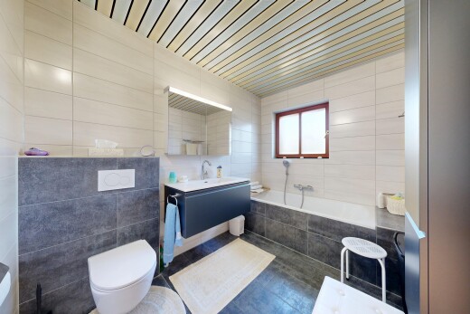 bad mit fliesenwand, tile wall, bad, spiegel, und schminktisch
