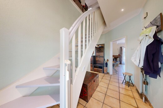 treppe mit drywall, gipskartonwand, tile floor, fliesenboden, und einbauleuchten