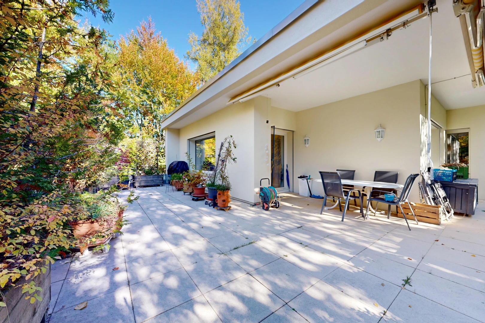 terrasse mit terrasse, property visible, essbereich im freien, from property, und day time