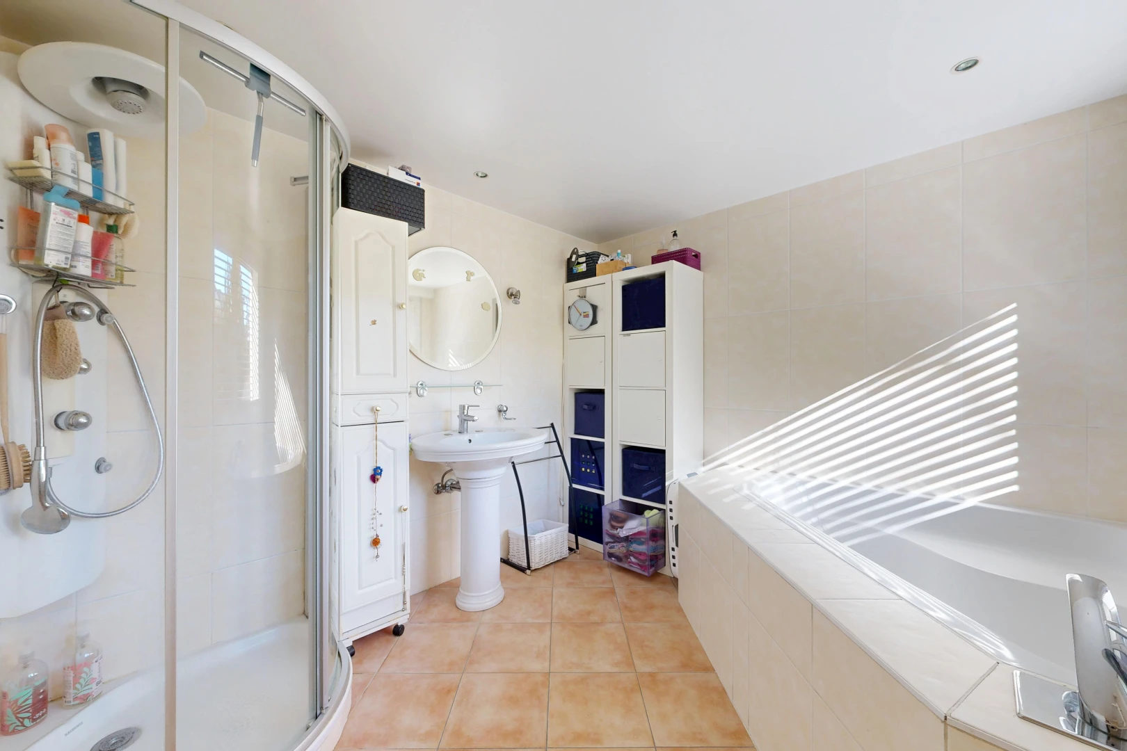 bad mit komplettes badezimmer, spiegel, dusche, tile floor, und fliesenboden
