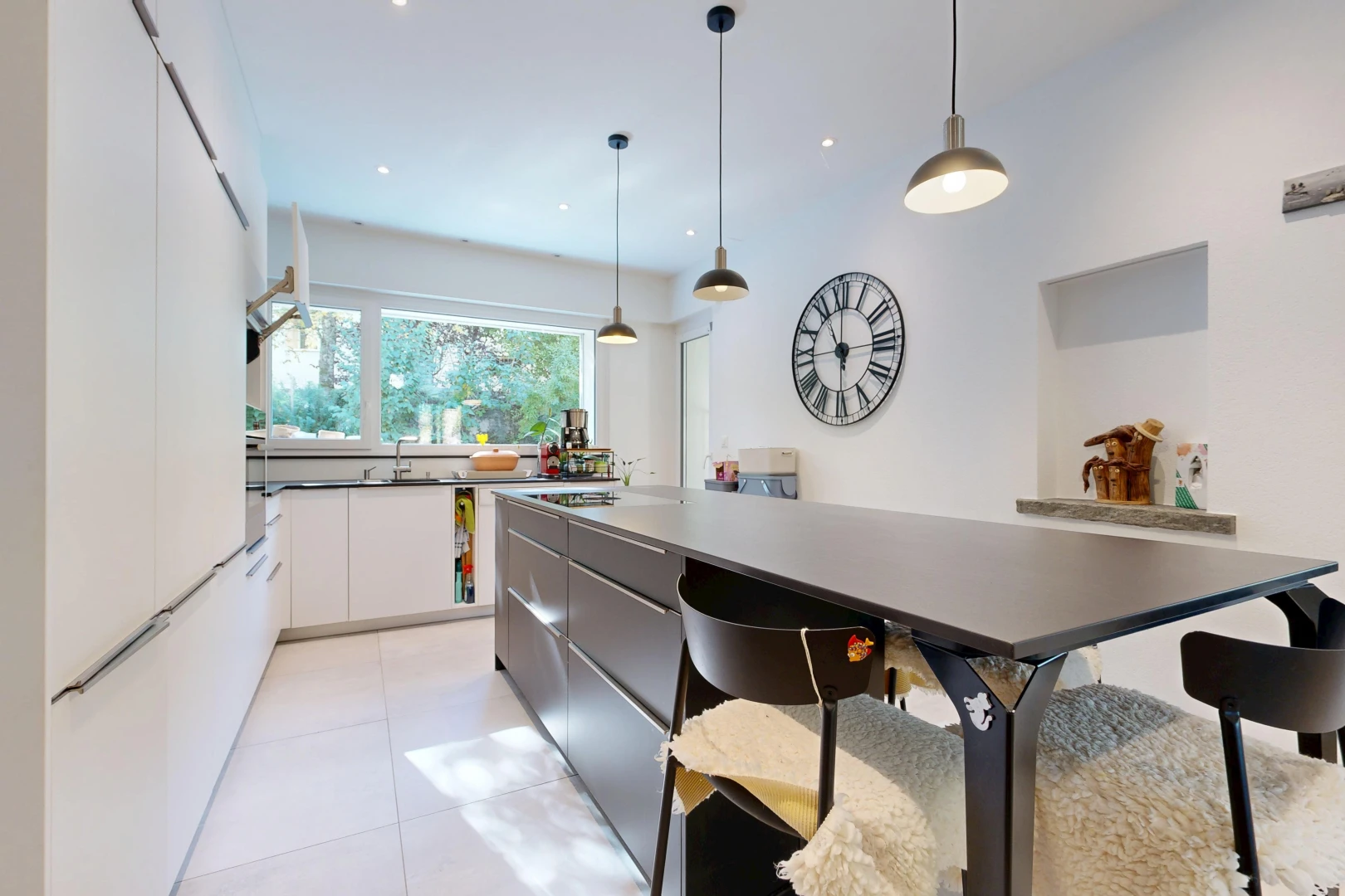 küche mit pendelleuchte, two tone kitchen, weiße schränke, white cabinets, und light floor