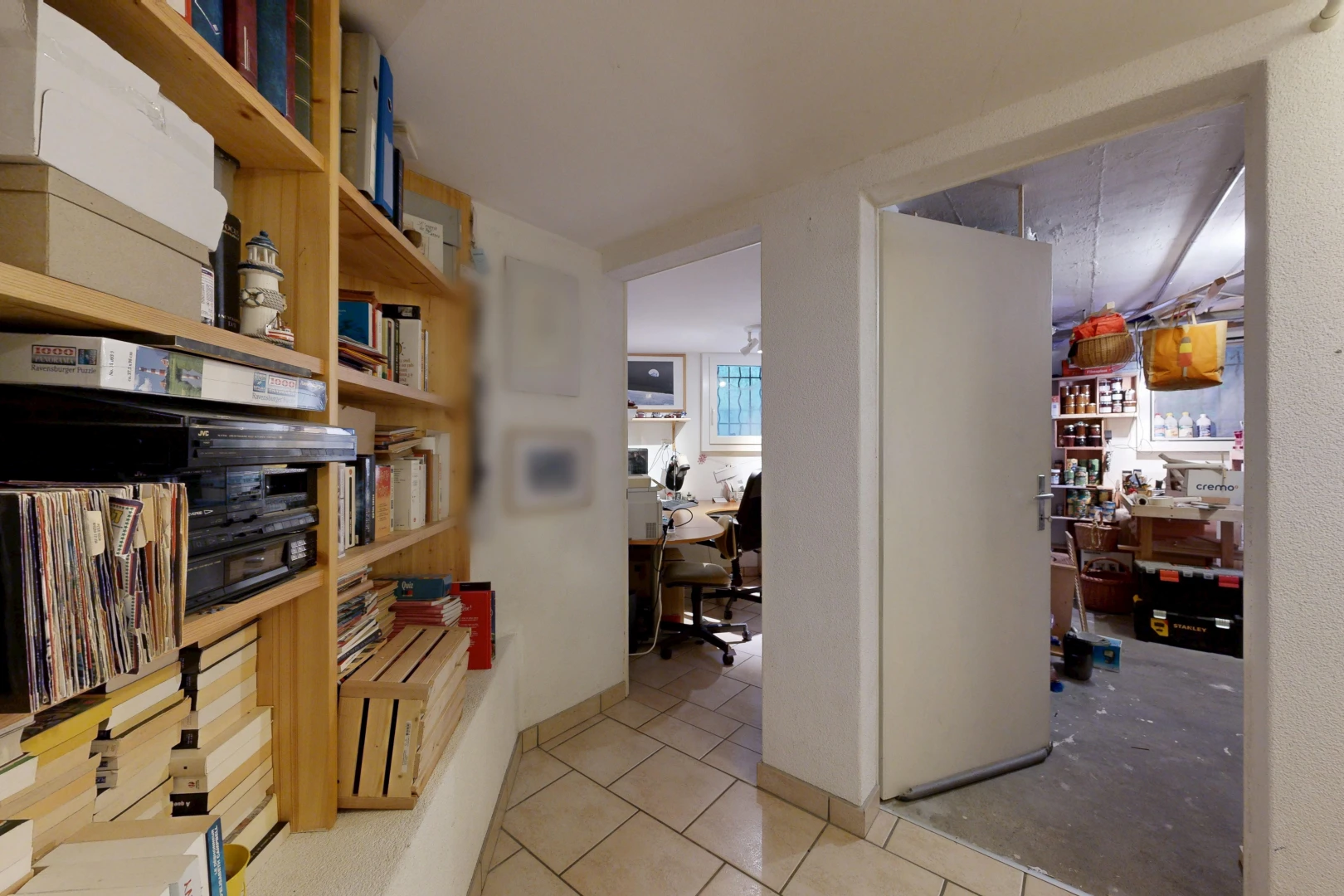 halle / korridor mit bürobereich, inside property, tile floor, fliesenboden, und natürliches licht