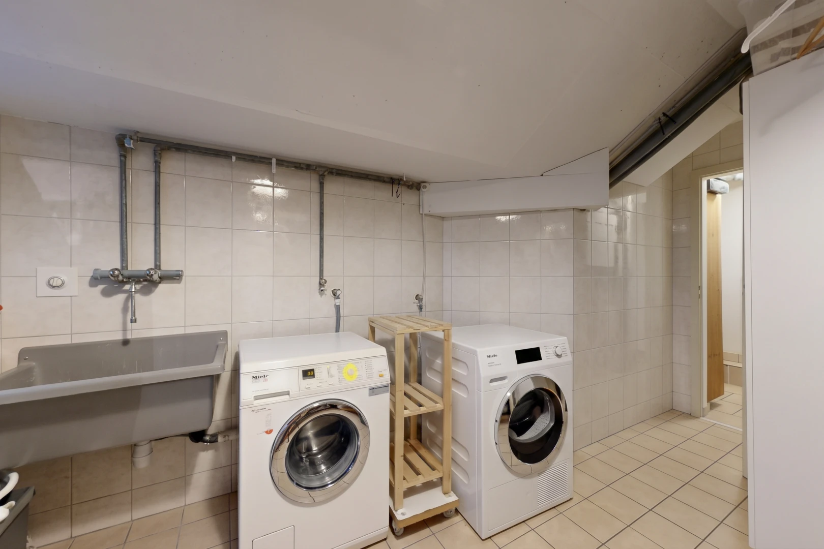 wäschekammer mit fliesenwand, tile wall, light floor, waschbecken, und fliesenboden