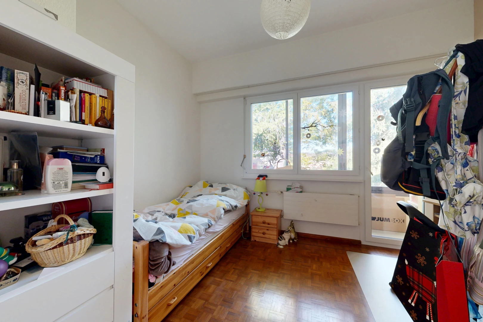 zimmer / schlafzimmer mit wood finish floor, holzfußboden, inside property, drywall, und gipskartonwand