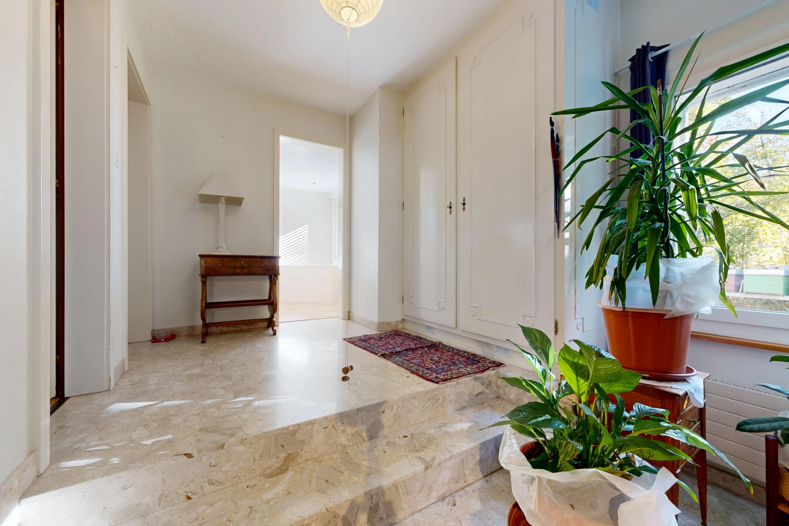 halle / korridor mit drywall, gipskartonwand, inside property, und light floor