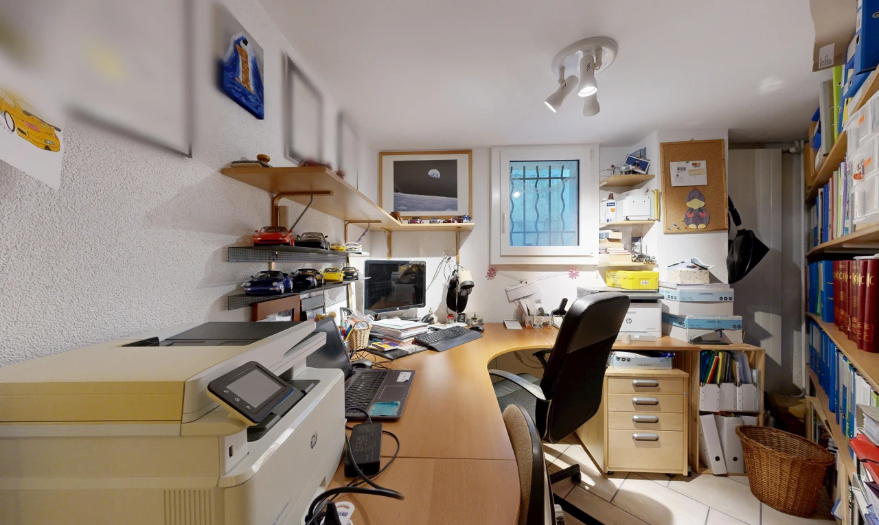 büro mit fernseher und natürliches licht