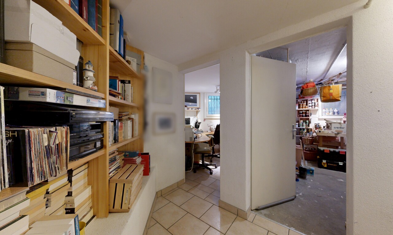 couloir avec espace bureau, inside property, tile floor, sol en carrelage, et lumière naturelle