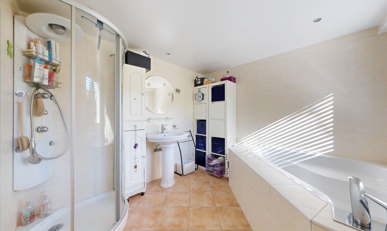 salle de bains avec salle de bain complète, miroir, douche, tile floor, et sol en carrelage
