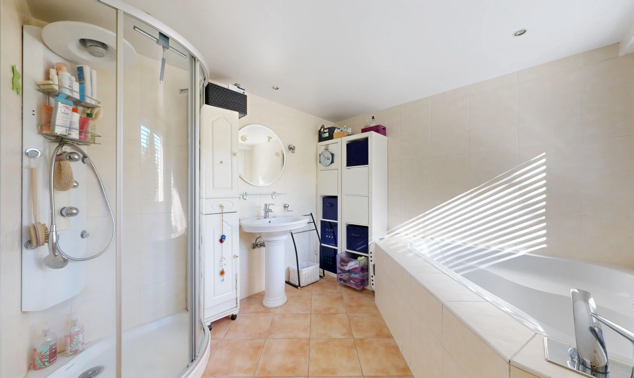 bad mit komplettes badezimmer, spiegel, dusche, tile floor, und fliesenboden