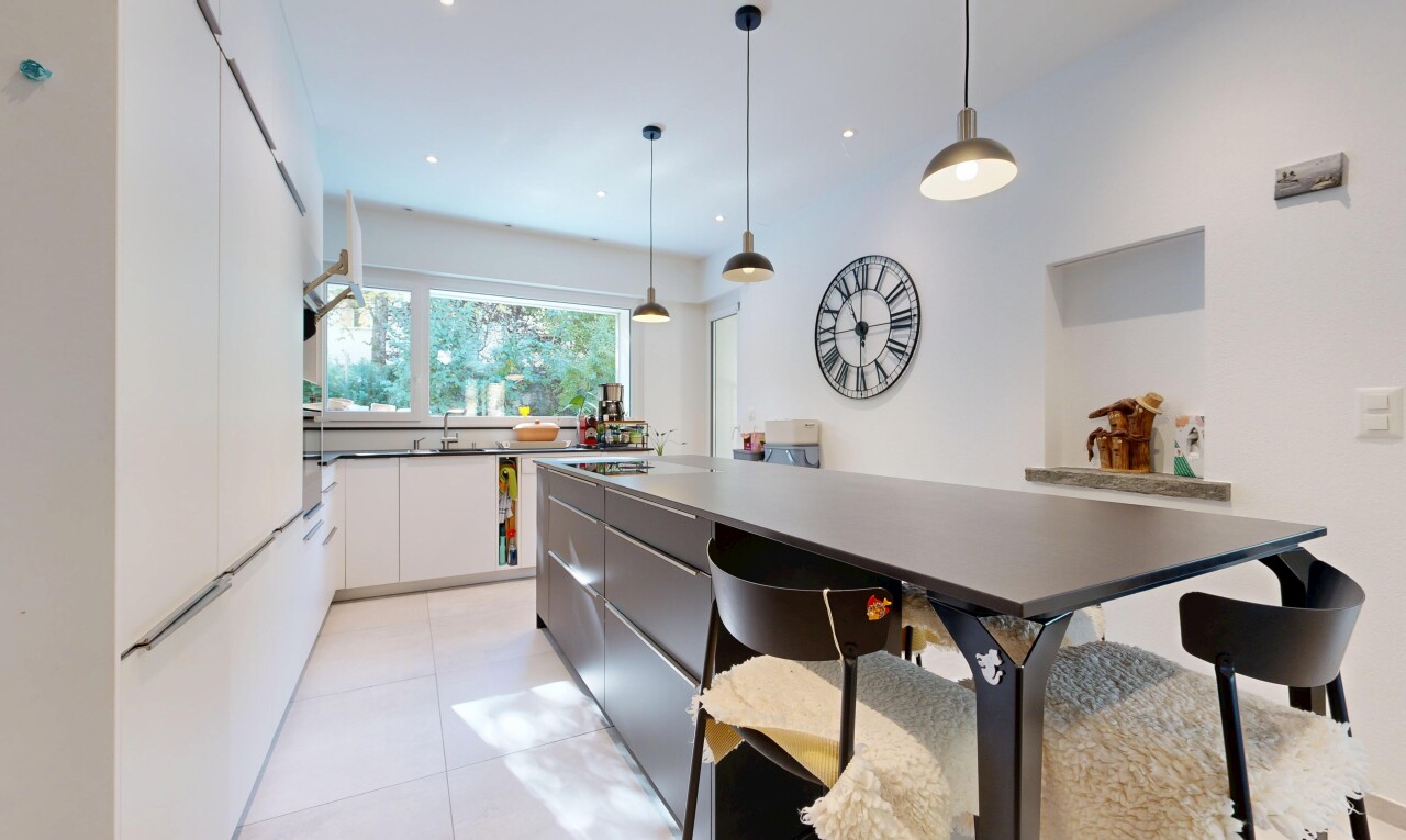 cuisine avec éclairage suspendu, two tone kitchen, armoires blanches, white cabinets, et light floor