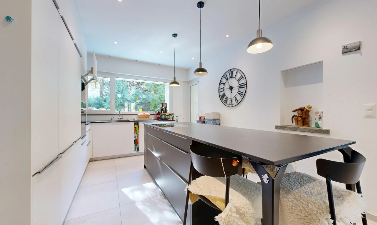 küche mit pendelleuchte, two tone kitchen, weiße schränke, white cabinets, und light floor
