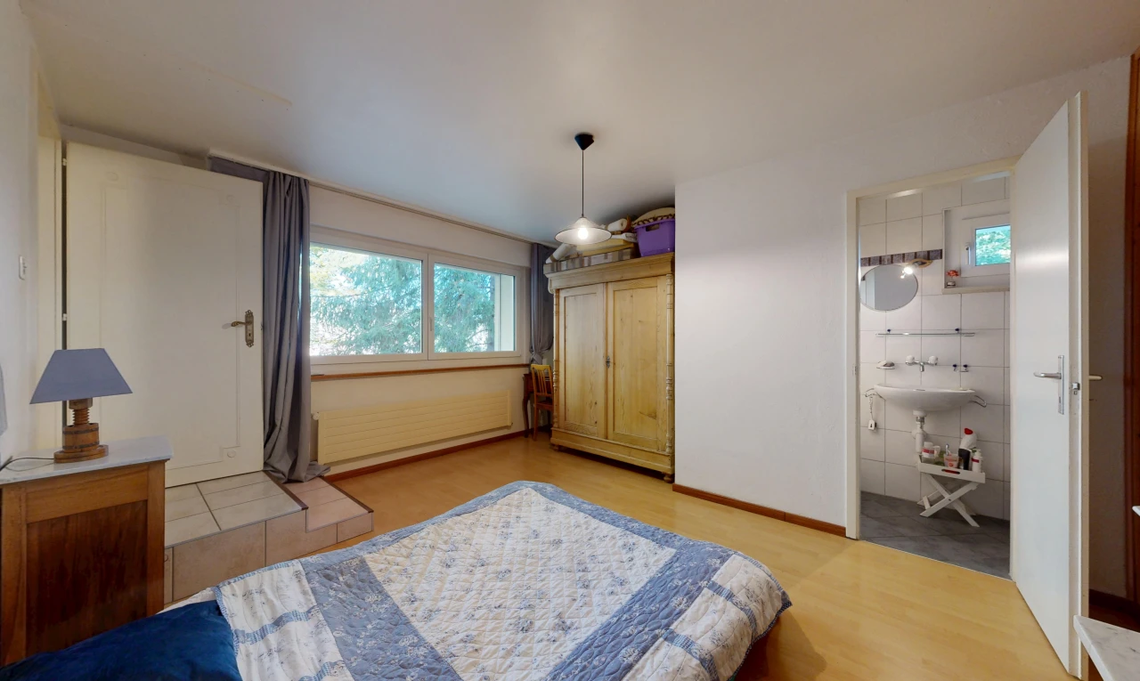 zimmer / schlafzimmer mit pendelleuchte, waschbecken, gipskartonwand, drywall, und holzfußboden
