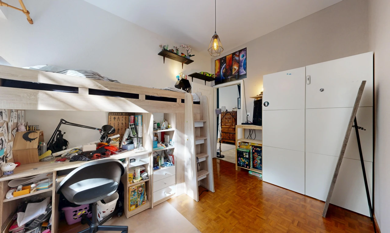zimmer / schlafzimmer mit bürobereich, parquet floor, wood finish floor, holzfußboden, und drywall